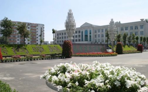 哈爾濱師范大學(xué)附屬中學(xué)是公立還是私立,是重點中學(xué)嗎？