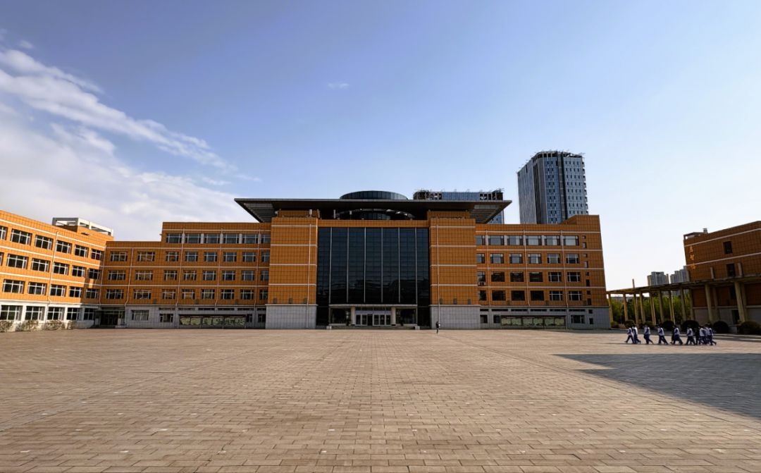 長春市第二實驗中學(xué)是公立還是私立,是重點中學(xué)嗎？