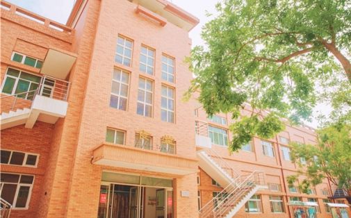 天津英華實(shí)驗(yàn)學(xué)校簡(jiǎn)介概況（建校歷史、地址、師資、校訓(xùn)、環(huán)境）