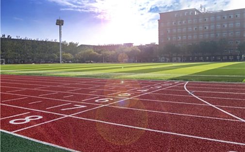 天津英華實(shí)驗(yàn)學(xué)校是公立還是私立,是重點(diǎn)中學(xué)嗎？