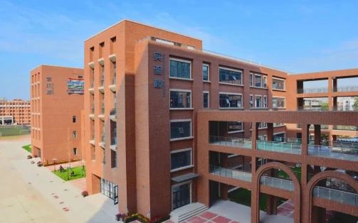 石家莊市第二中學(xué)是公立還是私立,是重點中學(xué)嗎？