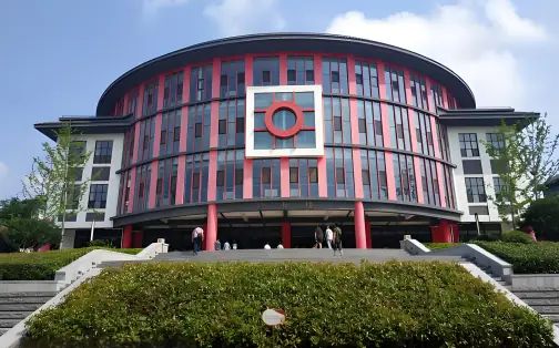 青島市實驗高級中學簡介概況（建校歷史、地址、師資、校訓、環(huán)境）