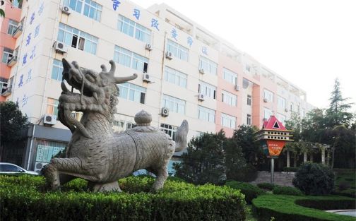 山東省濟南中學是公立還是私立,是重點中學嗎？