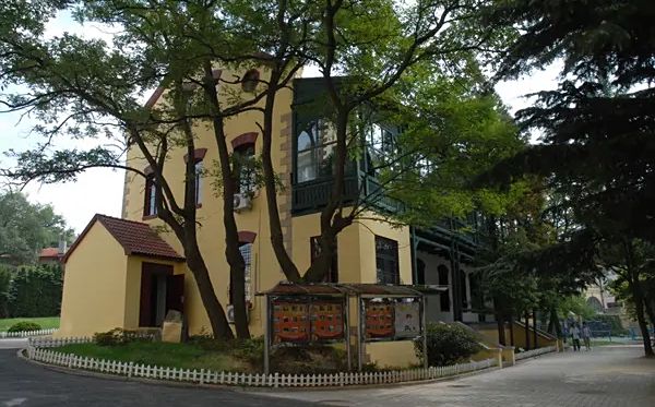 山東省青島第九中學(xué)簡介概況（建校歷史、地址、師資、校訓(xùn)、環(huán)境）