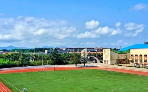 青島西海岸新區(qū)第二高級(jí)中學(xué)簡(jiǎn)介概況（建校歷史、地址、師資、校訓(xùn)、環(huán)境）