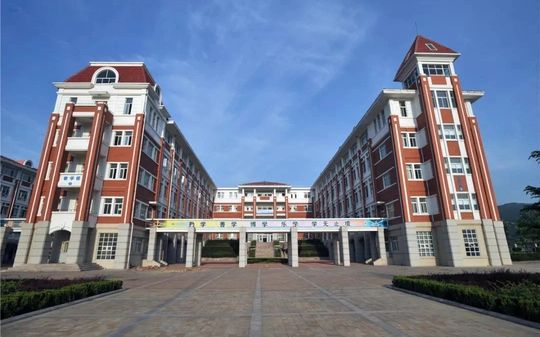 青島西海岸新區(qū)致遠中學校區(qū)在哪_在什么區(qū)？