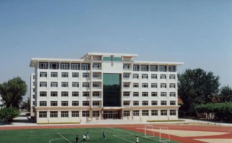 青島市即墨區(qū)第一中學(xué)是公立還是私立,是重點中學(xué)嗎？