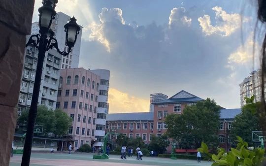 武漢市育才高級(jí)中學(xué)是公立還是私立,是重點(diǎn)中學(xué)嗎？