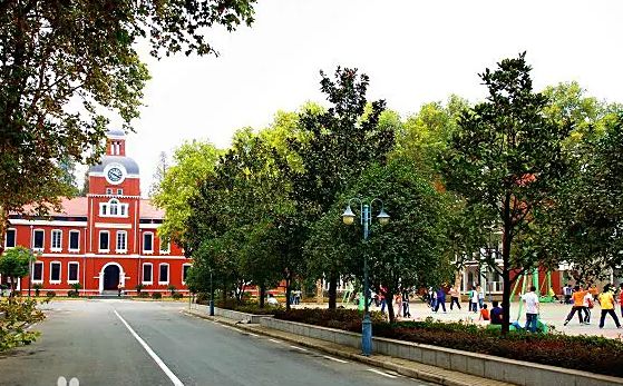 武漢市第四中學(xué)是公立還是私立,是重點(diǎn)中學(xué)嗎？