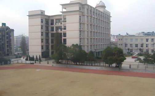 武漢市第三中學(xué)是公立還是私立,是重點(diǎn)中學(xué)嗎？