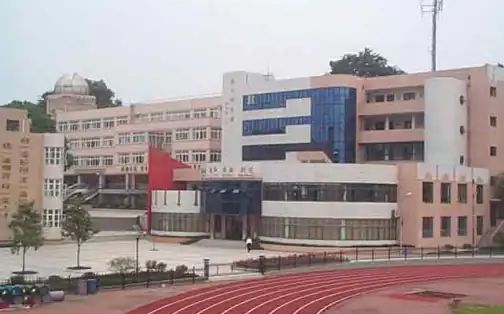 武漢市第十四中學(xué)是公立還是私立,是重點(diǎn)中學(xué)嗎？