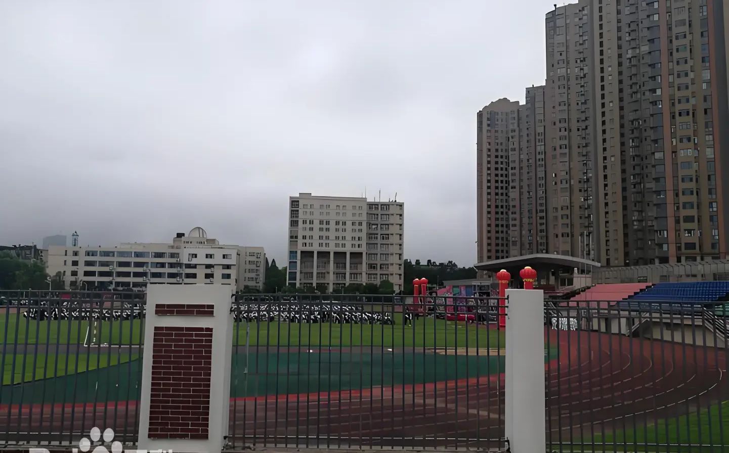 武漢市第四十九中學(xué)是公立還是私立,是重點中學(xué)嗎？