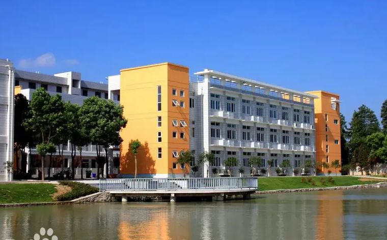 武漢市吳家山中學(xué)是公立還是私立,是重點(diǎn)中學(xué)嗎？