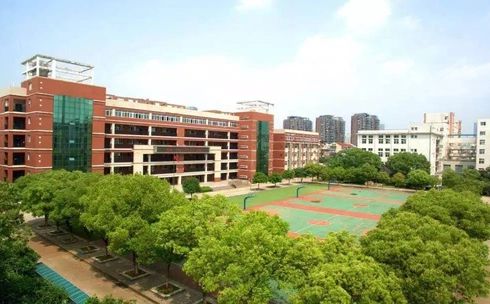 武漢市新洲區(qū)第一中學(xué)是公立還是私立,是重點中學(xué)嗎？