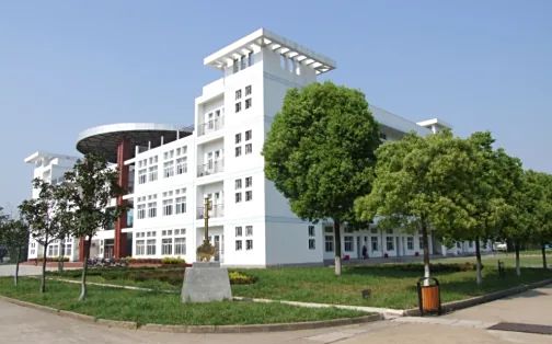 武漢市黃陂區(qū)第一中學(xué)簡(jiǎn)介概況（建校歷史、地址、師資、校訓(xùn)、環(huán)境）