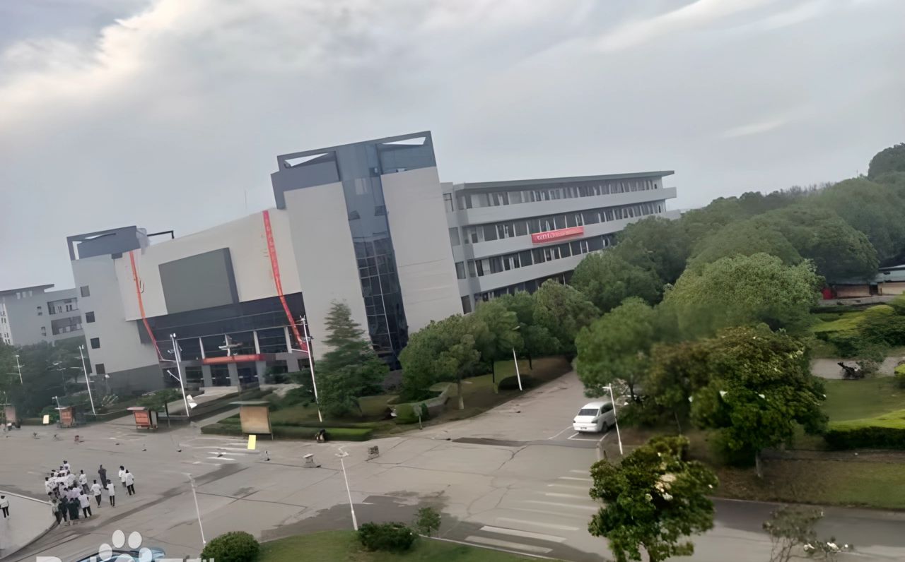 武漢市黃陂區(qū)第一中學(xué)簡(jiǎn)介概況（建校歷史、地址、師資、校訓(xùn)、環(huán)境）