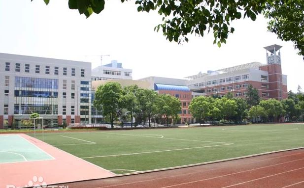 武漢外國(guó)語(yǔ)學(xué)校是公立還是私立,是重點(diǎn)中學(xué)嗎？