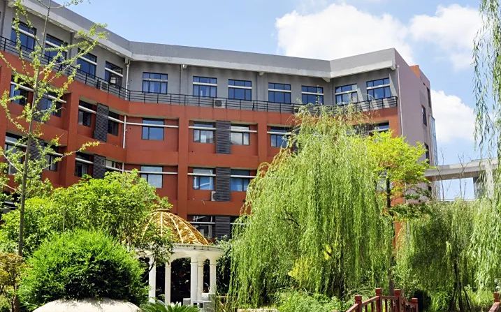 武漢常青一中是公立還是私立,是重點中學(xué)嗎？