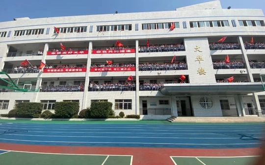 武昌文華中學(xué)是公立還是私立,是重點中學(xué)嗎？