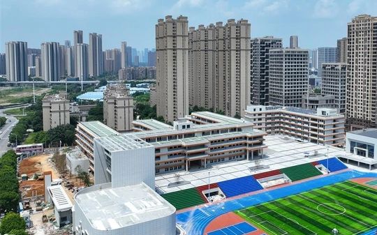 武漢市長虹中學(xué)是公立還是私立,是重點(diǎn)中學(xué)嗎？