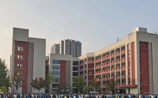 武漢市馬房山中學(xué)是公立還是私立,是重點(diǎn)中學(xué)嗎？