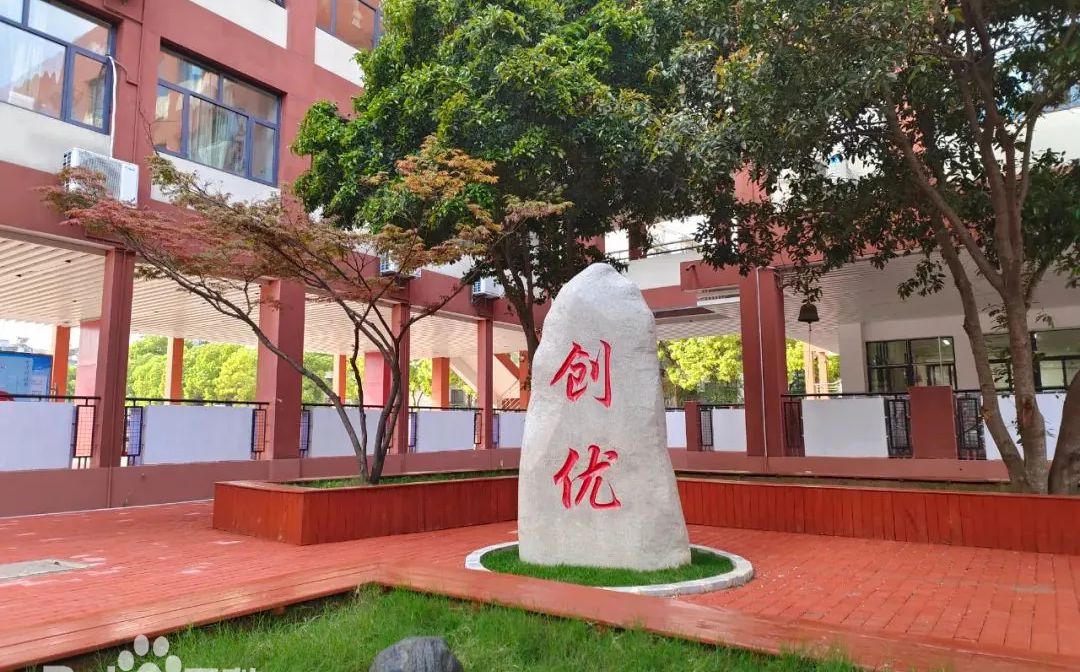 武漢市鋼都中學(xué)是公立還是私立,是重點(diǎn)中學(xué)嗎？