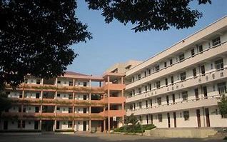 武漢市鋼城第十六中學(xué)是公立還是私立,是重點(diǎn)中學(xué)嗎？