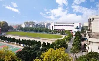 武漢市新洲區(qū)第四中學(xué)是公立還是私立,是重點(diǎn)中學(xué)嗎？