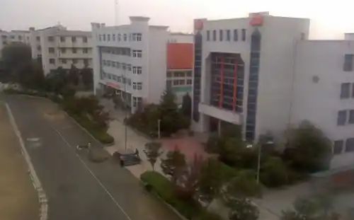 武漢市新洲區(qū)城關(guān)高級(jí)中學(xué)簡(jiǎn)介概況（建校歷史、地址、師資、校訓(xùn)、環(huán)境）