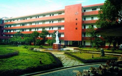 湖南師范大學(xué)附屬中學(xué)簡介概況（建校歷史、地址、師資、校訓(xùn)、環(huán)境）