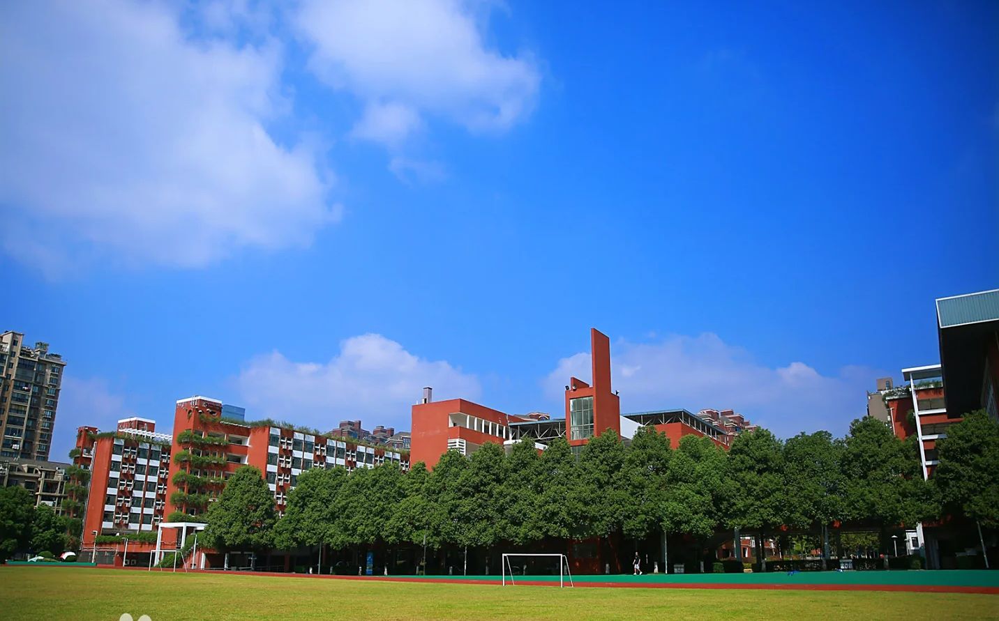 湖南師范大學(xué)附屬中學(xué)是公立還是私立,是重點(diǎn)中學(xué)嗎？