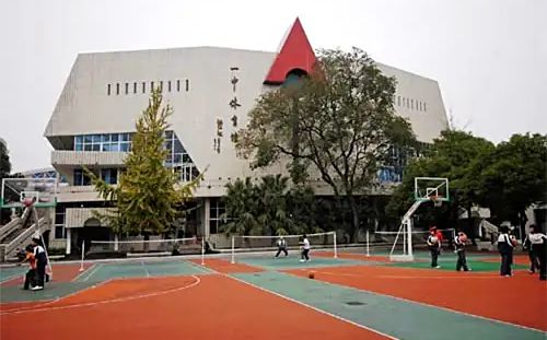 湖南省長(zhǎng)沙市第一中學(xué)是公立還是私立,是重點(diǎn)中學(xué)嗎？