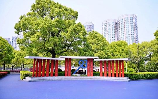 麓山國際實(shí)驗(yàn)學(xué)校是公立還是私立,是重點(diǎn)中學(xué)嗎？