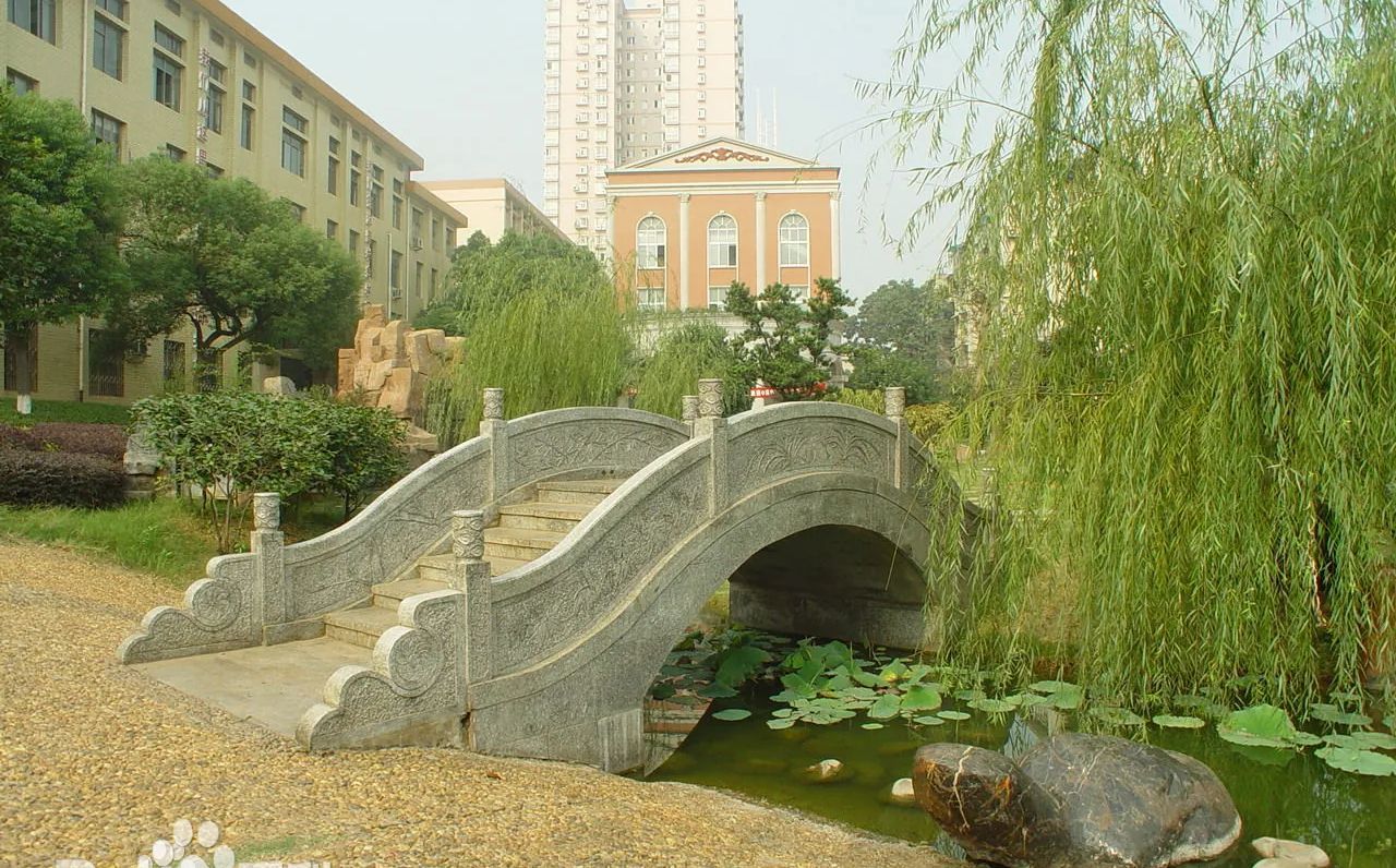 長(zhǎng)沙市第十一中學(xué)是公立還是私立,是重點(diǎn)中學(xué)嗎？