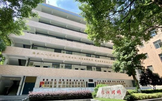 長沙鐵路第一中學(xué)是公立還是私立,是重點中學(xué)嗎？