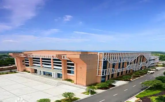 長(zhǎng)沙市雷鋒學(xué)校是公立還是私立,是重點(diǎn)中學(xué)嗎？