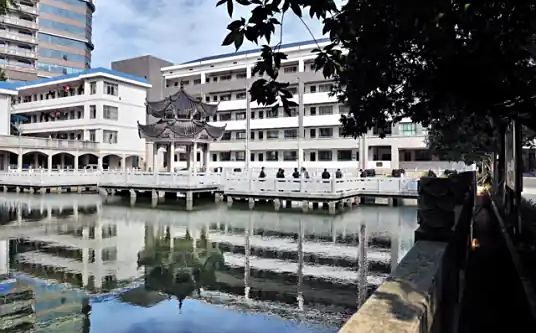 長沙市明德華興中學(xué)簡介概況（建校歷史、地址、師資、校訓(xùn)、環(huán)境）