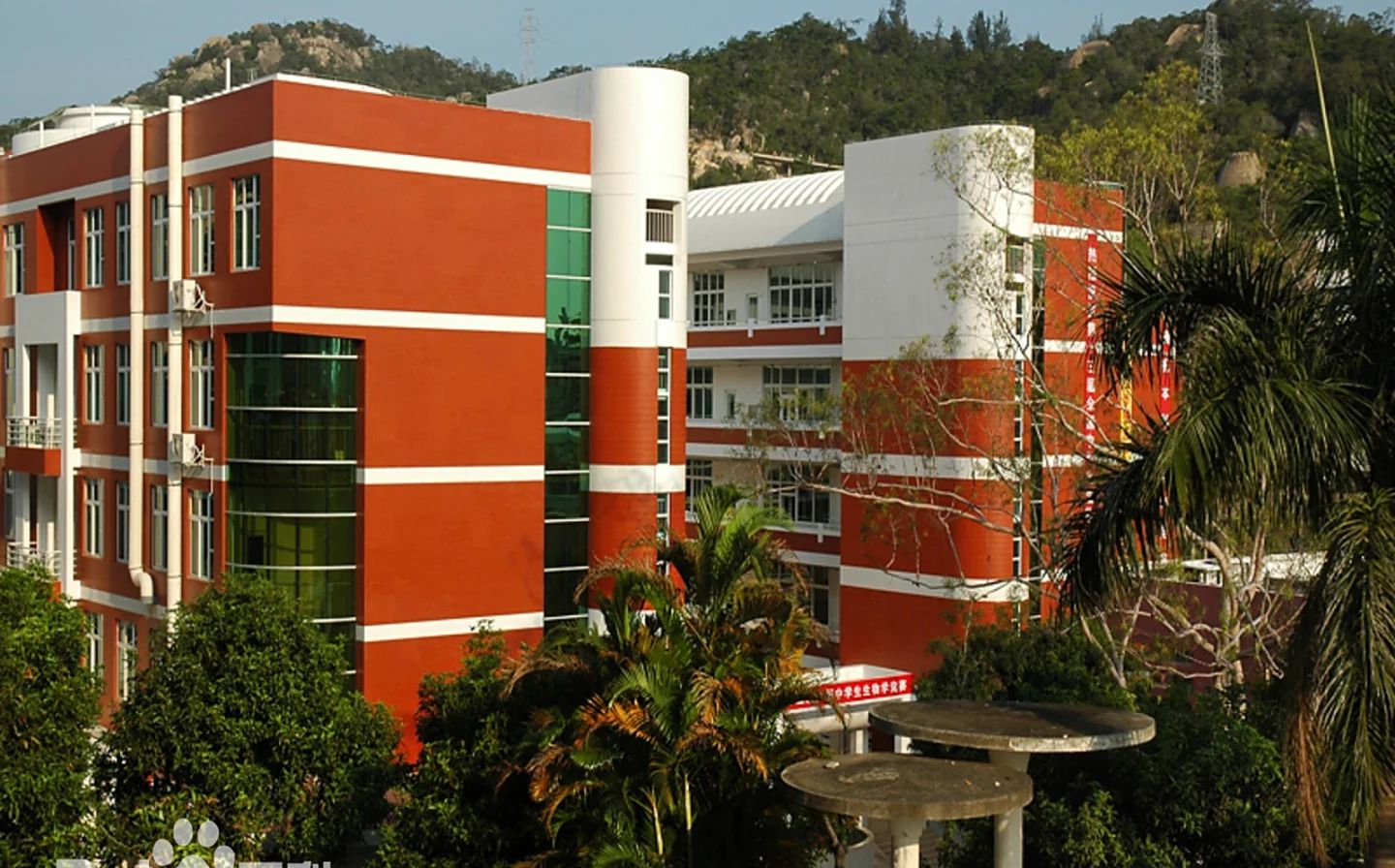 福建省廈門第一中學是公立還是私立,是重點中學嗎？