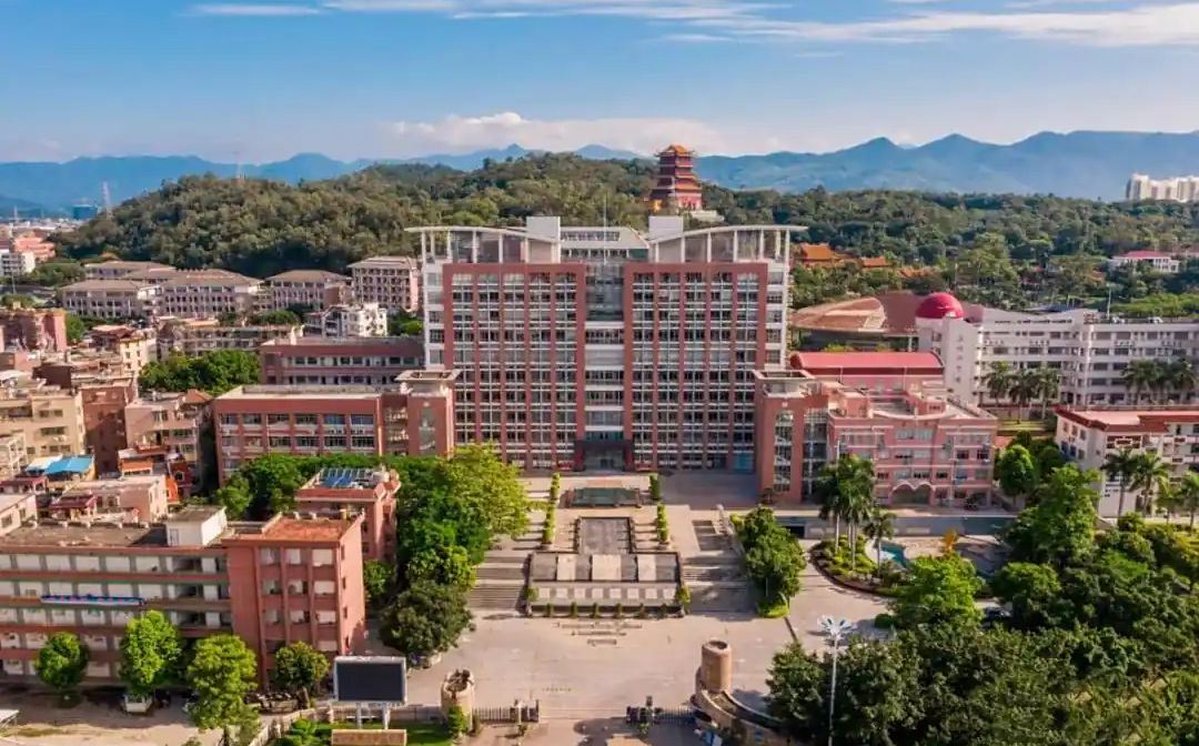 福建省同安第一中學(xué)簡介概況（建校歷史、地址、師資、校訓(xùn)、環(huán)境）