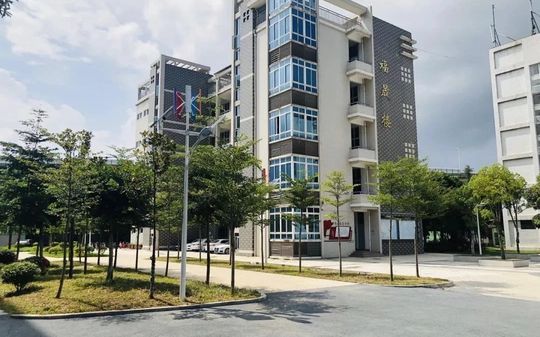 福州市鼓山中學是公立還是私立,是重點中學嗎？