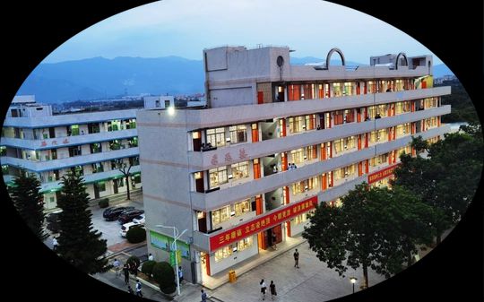 廈門市五顯中學(xué)是公立還是私立,是重點(diǎn)中學(xué)嗎？