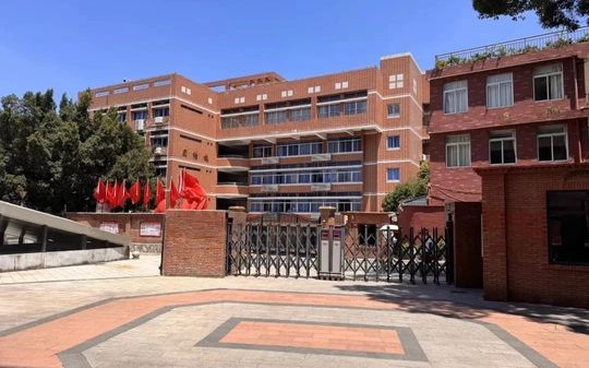 福建省福州高級(jí)中學(xué)是公立還是私立,是重點(diǎn)中學(xué)嗎？