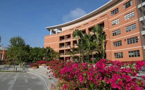 深圳市龍城高級中學(xué)是公立還是私立,是重點中學(xué)嗎？