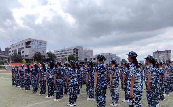 初中軍訓(xùn)可以請(qǐng)假嗎,小升初軍訓(xùn)可以不參加嗎？